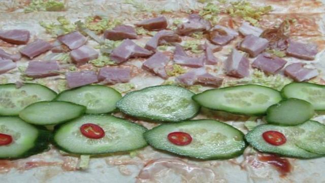 Закусочный лаваш с беконом пекинской капустой и огурцом