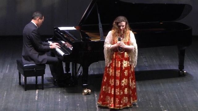 «А напоследок я скажу» поёт Людмила Негреева, аккомпанирует Олег Калагуров.