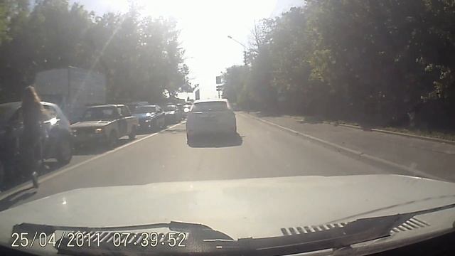 Девушка танцует в пробке!!!! The girl is dancing in a traffic jam !!!!