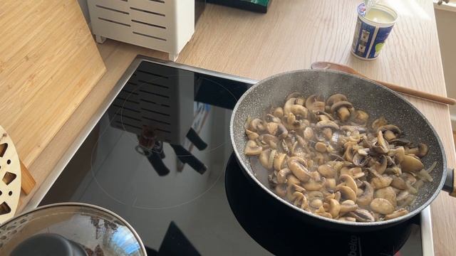 Готовим ШАМПИНЬОНЫ в сливках с гречневой кашей) Вкусно быстро и полезно.