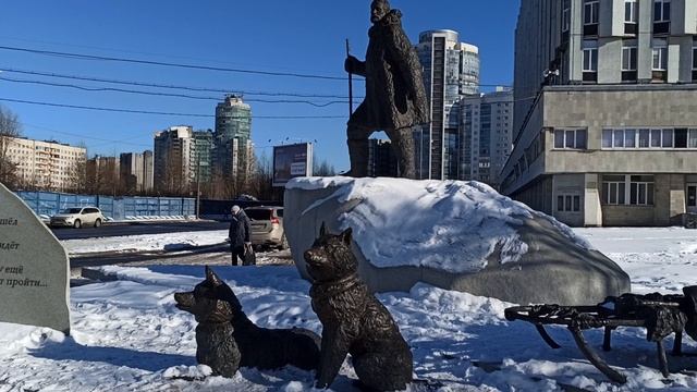 Тем,кто шёл первым!Полярник и собачки!