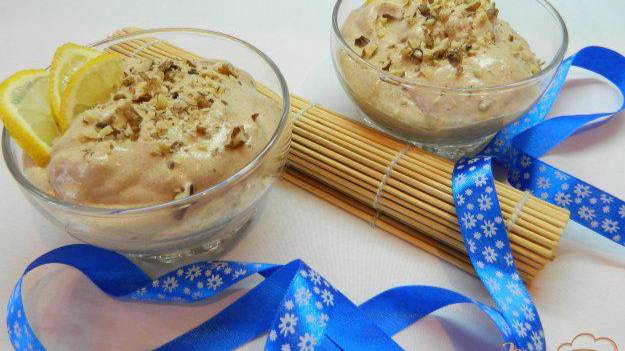 Банановый десерт с орехами