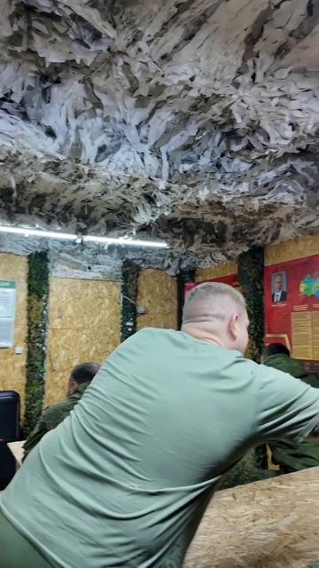 В блиндаже с братскими сердцами, под песню братское сердце.
