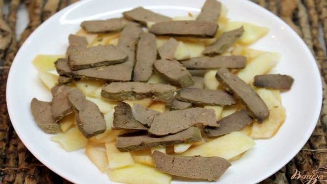 Печеночный салат с яблоком и красным перцем