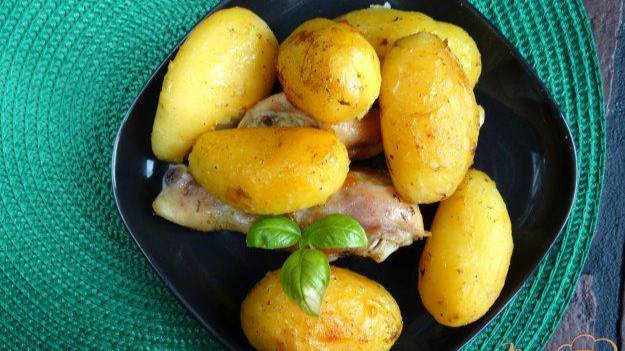 Молодой картофель запеченный с курицей