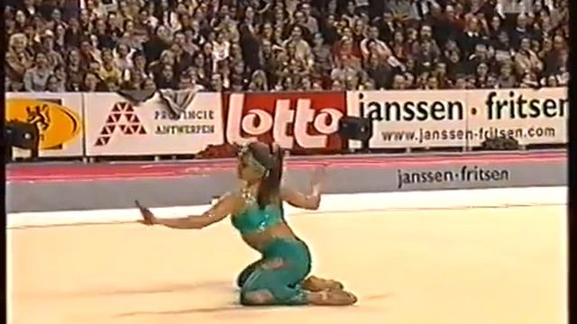 Алина Кабаева выступает под песню Simarik турецкого певца Tarkan, 2000 год.