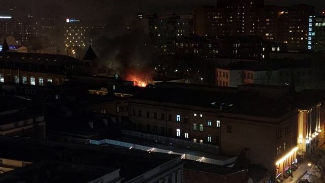 Москва.Серьёзный пожар произошёл в центре. Прямо сейчас полыхает крыша ресторана на Спартаковская.