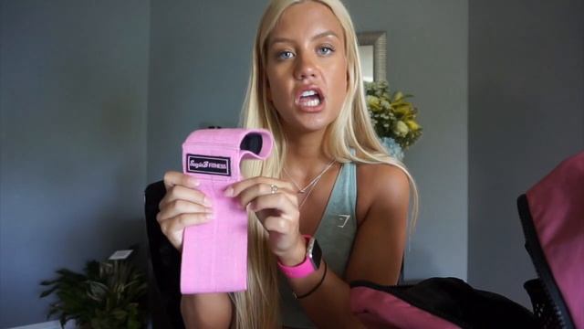 GYM BAG ESSENTIALS | What's In My Gym Bag