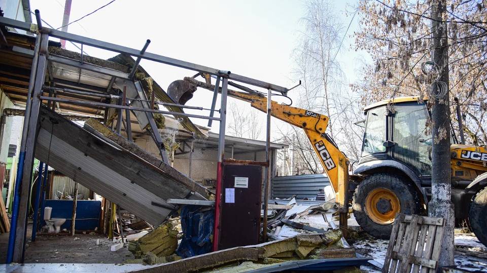 (12+) Самовольное строительство влечет за собой снос: в Мытищах ликвидировали самострой