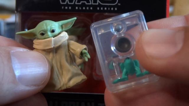 The Child / Baby Yoda "The Mandalorian" toy box from Hasbro unboxing / review