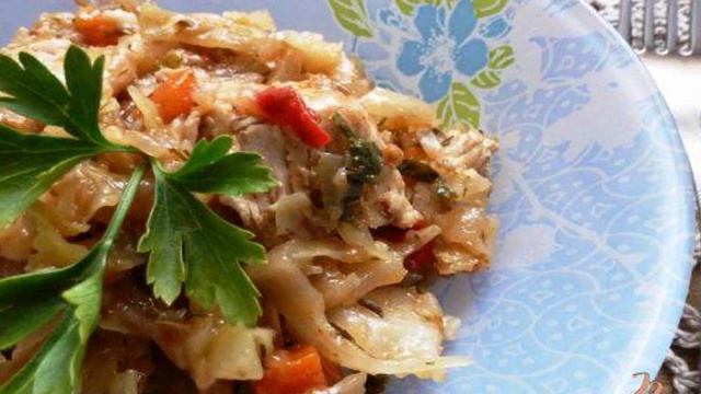 Капуста с восточными травами, тушеная с курицей