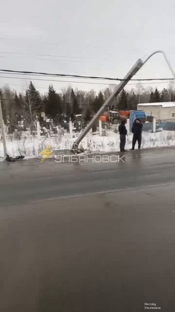 ❗️ Легковушка улетела в кювет у кладбища Ишеевки  Машина оказалась за трассой после столкновения со