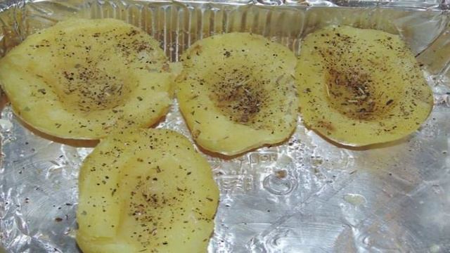 Картофель фаршированный ветчиной с сыром и зеленью