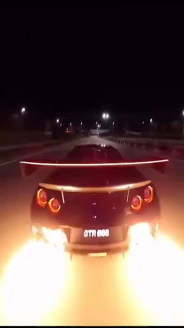 GTR выдает пламя Автомобили как искусство