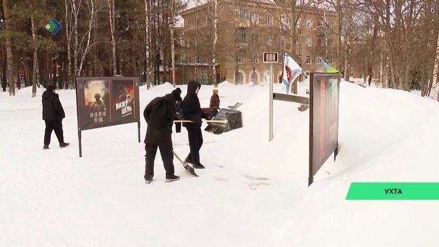 В Ухте школьники, студенты и просто неравнодушные горожане расчистили от снега сквер Победы