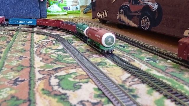 маневровый тепловоз чмэзэ6767, с небольшим поездом