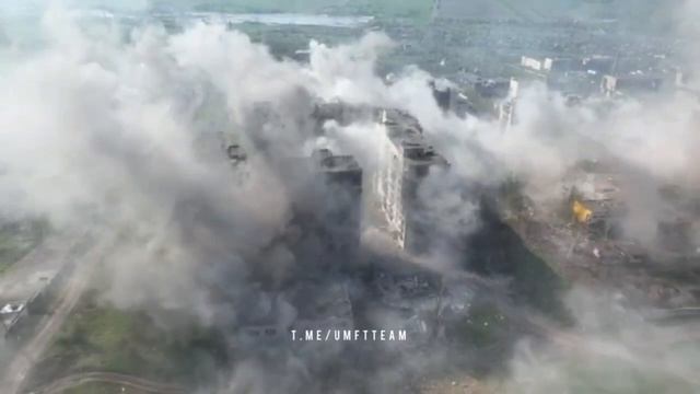 Работа артиллерии ЧВК «Вагнер» по домам на западе Бахмута, в которых находятся позиции ВСУ, 05.2023