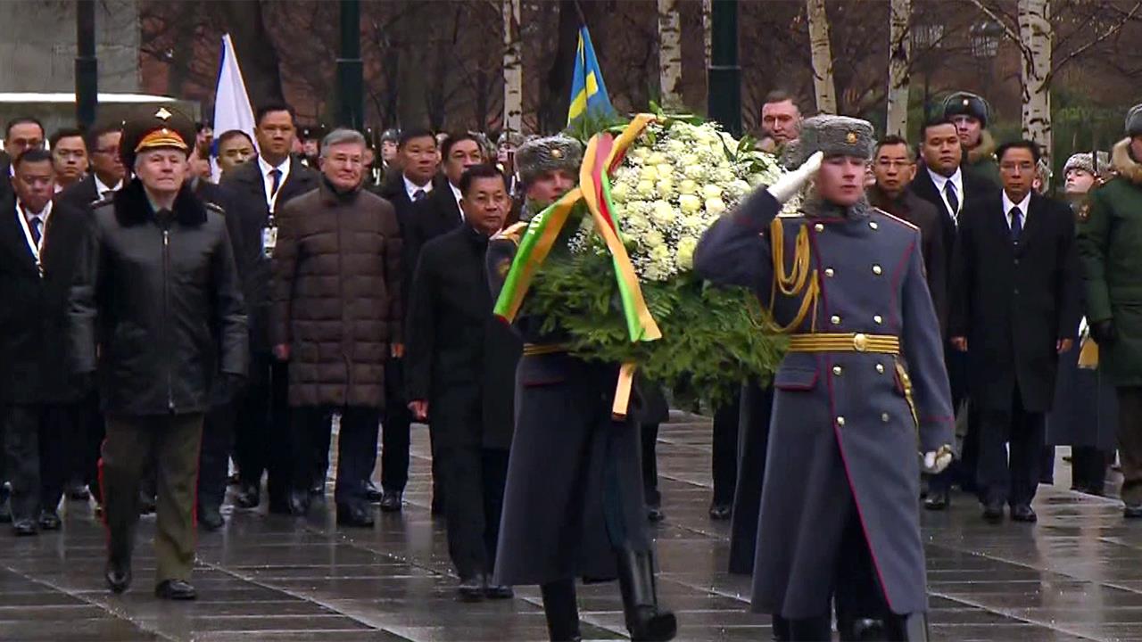 Венок к Могиле Неизвестного Солдата в Москве возложили представители делегации Мьянмы