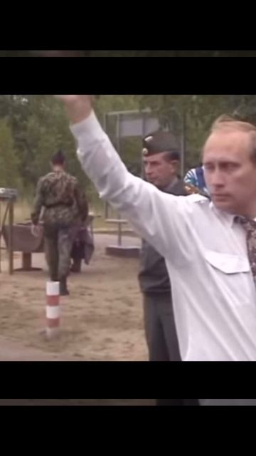 Путин стреляет из пистолета