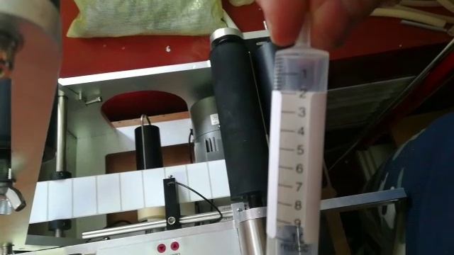 Работа этикетировочной машины ЭМ-50 на таре малого диаметра от ООО Промбиофит