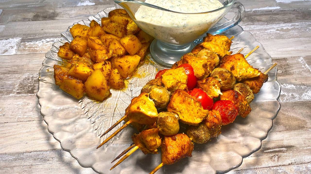 КУРИНЫЙ ШАШЛЫК С ГАРНИРОМ И ВКУСНЫМ СОУСОМ