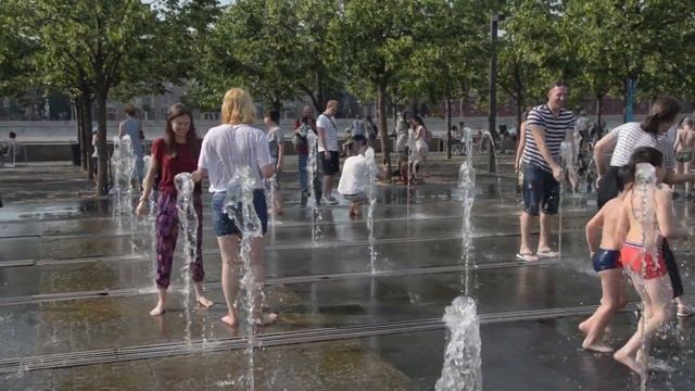 Summer, girls and cheerful fountains of Muzeon park-1! / Девушки и веселые фонтаны парка Музеон-1 !