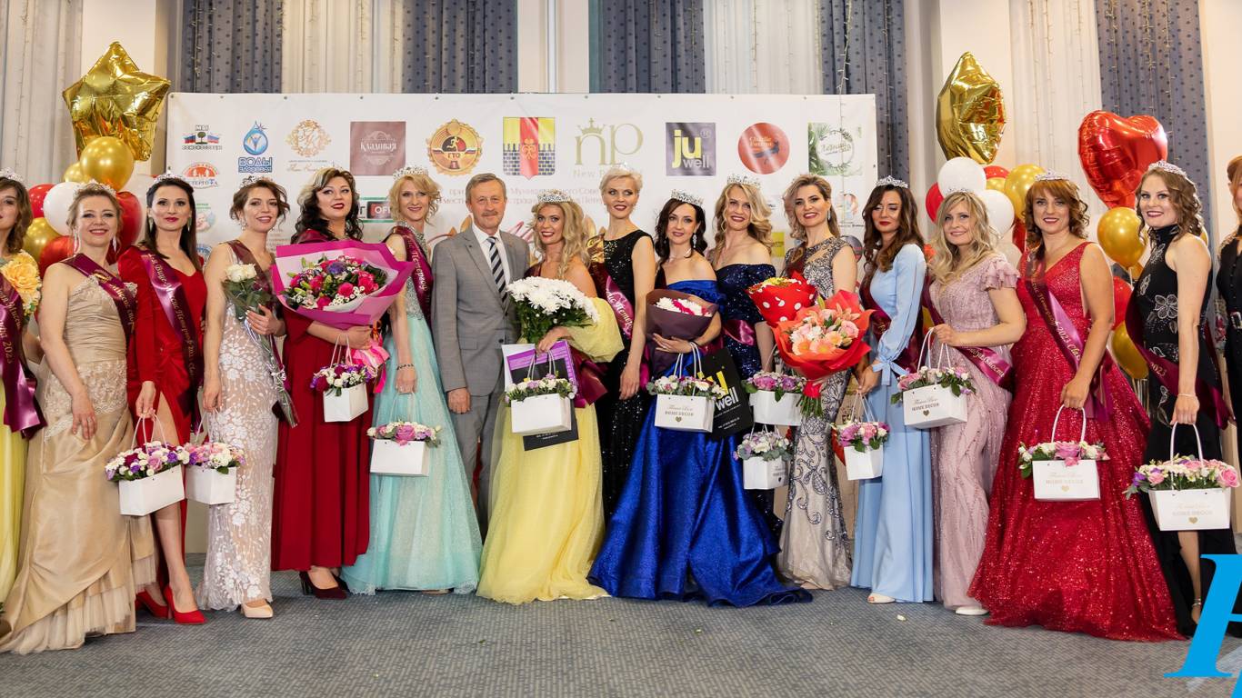 Дефиле в вечерних платьях