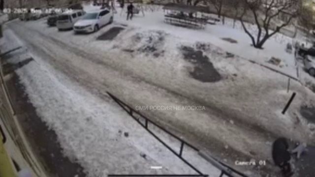 Глыба льда упала на женщину с ребенком в Махачкале🥺 берегите себя 🙏