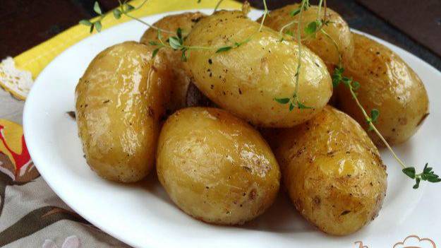 Молодой картофель запеченный с чесноком и тимьяном