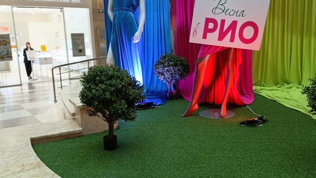 Красивые весенние статуэтки в ТРЦ РИО город Коломна.