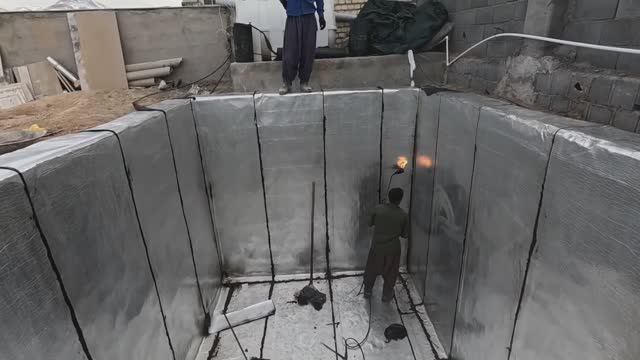 Наблюдение за изоляцией и изогамом для большого резервуара с водой на ферме Таебы.