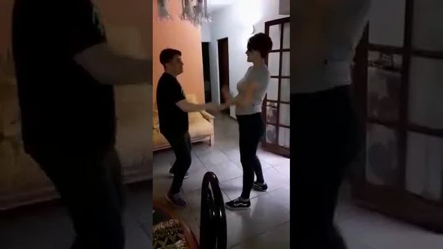 Adriano baila salsa