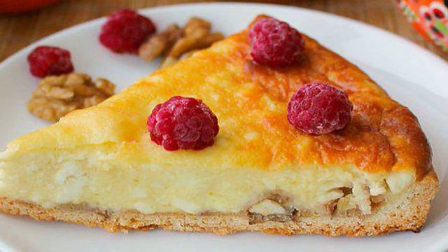 Пирог с начинкой из творога и орехами
