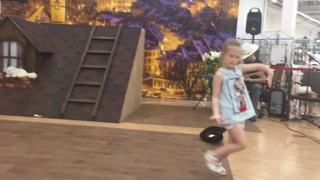 Танцую, где слышу музыку:)