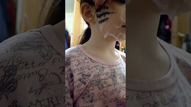 Девчонки ухаживаю за собой) масочки надели.
