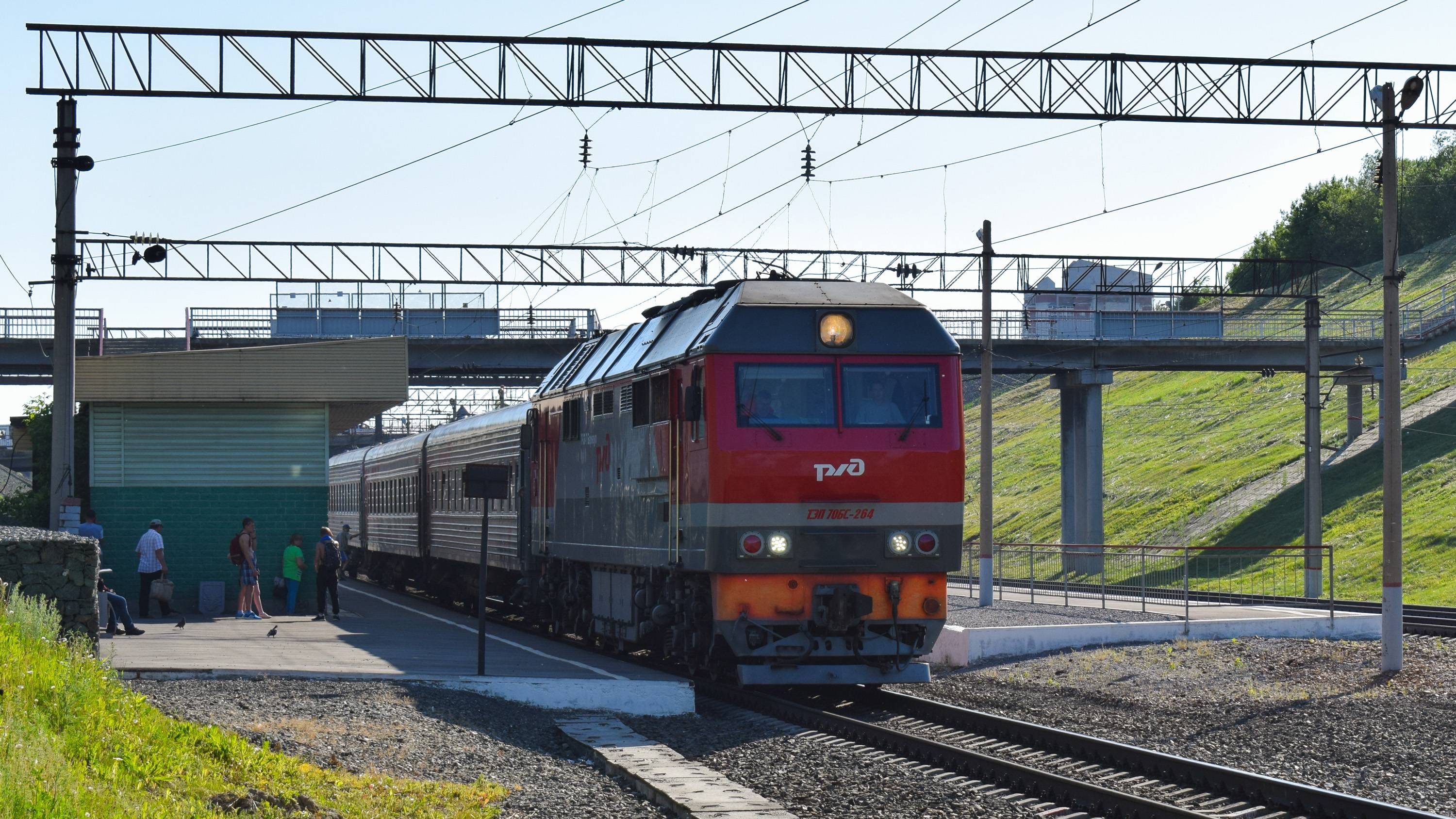 Тепловоз ТЭП70БС-264. Отправление.