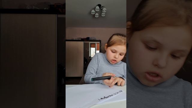 Алиса рисует