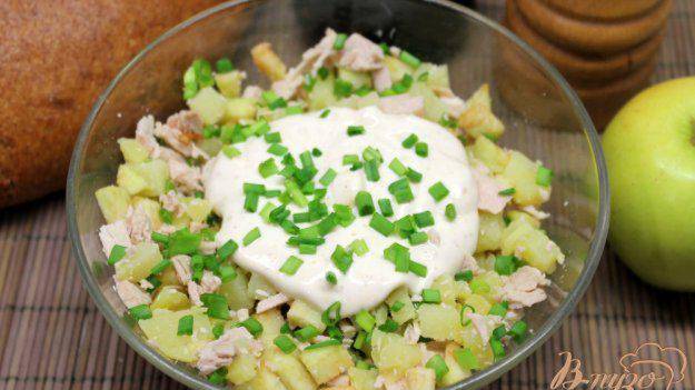 Мясной салат с картофелем и сметанным соусом