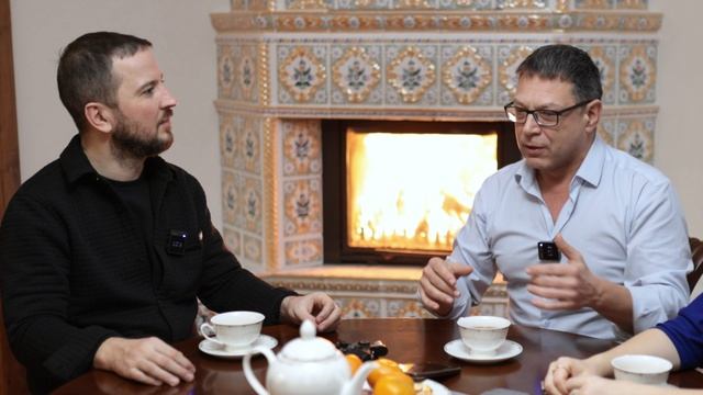 Анонс передачи «Взгляд на кино с Артёмом Хайсаровым» в гостях Ярослав и Юлия