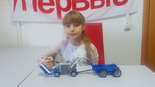 Выставка НТТ-2025. Вакулина Елизавета, 9 лет. «Снегоуборочная машина»