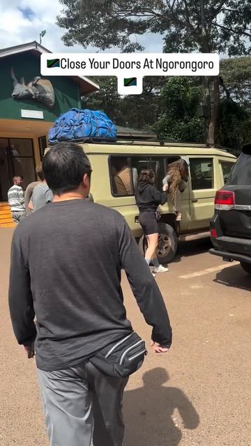 В Африке всегда нужно закрывать в машине двери и окна