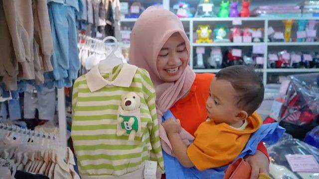 2 BAYI LUCU BELI BAJU LEBARAN FEAT SALSA AND FAMILY