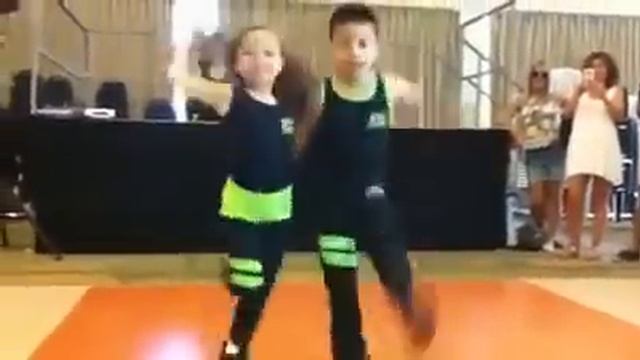 Детишки танцуют сальса