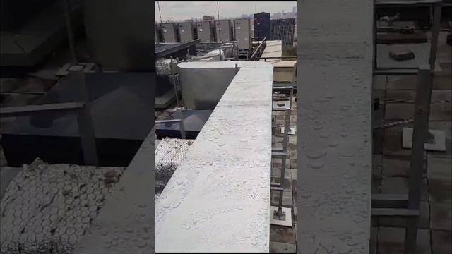 Работы по монтажу теплоизоляции и окожушки воздуховодов на кровле ЖК Интонация