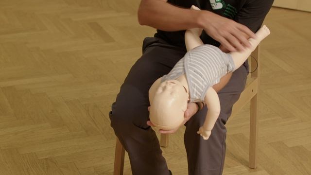 Первая помощь. УМК. Извлечение инородного тела из дыхательных путей у младенца возрастом до 1 года