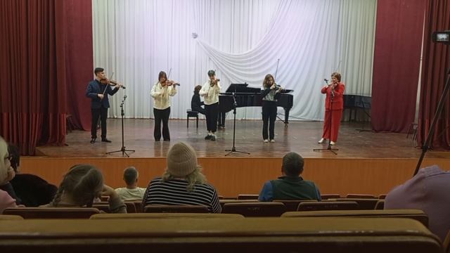 Э. Форман "Молли Мэлоун", исполняет ансамбль скрипачей