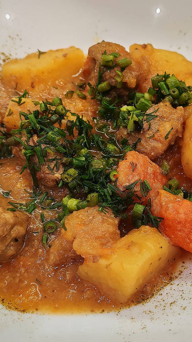 Тушеное мясо с картофелем и репой. Легкий рецепт ужина.