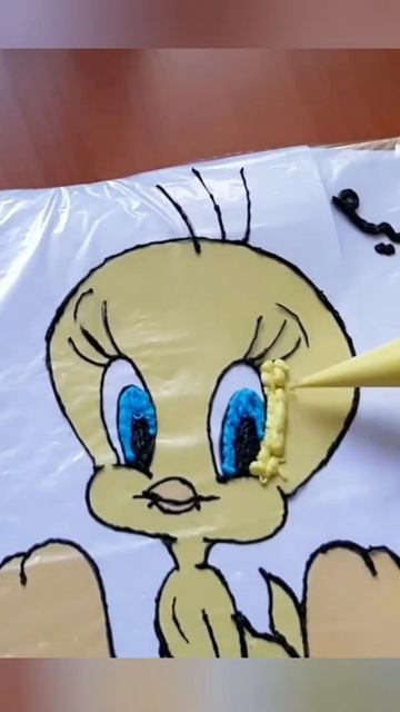 How to Draw On a Cake With Cream
