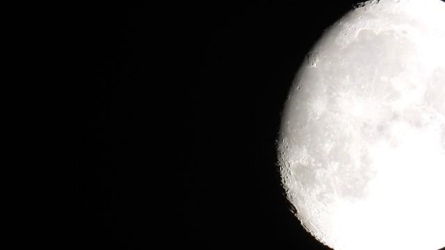 На Луне в прошлом замечены очень сильные грозы. Там была атмосфера или это из-за вулканов.