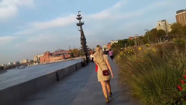 Летящей Походкой. Набережная Москва Реки.